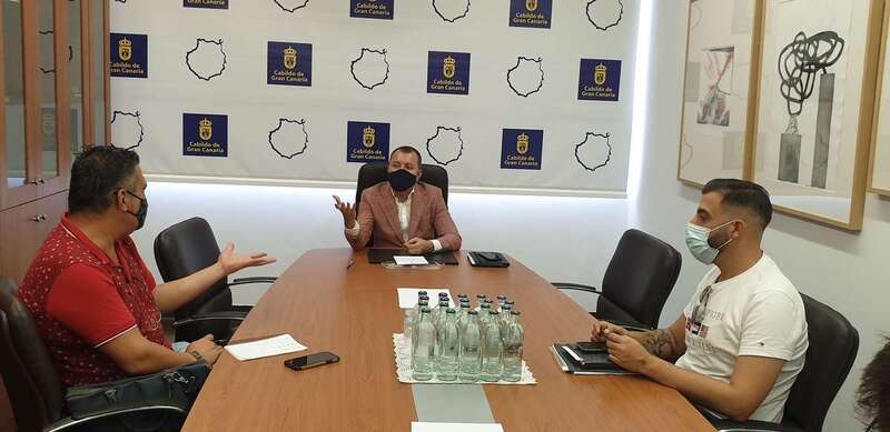 El consejero Teodoro Sosa, en una reunión con los representantes de los grupos (Foto TA)